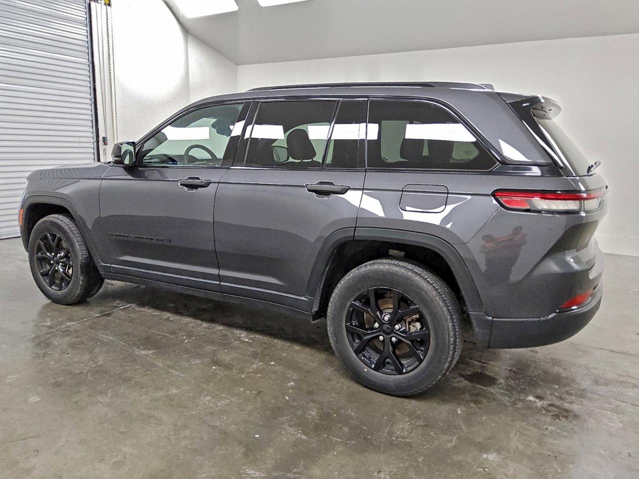 2024 JEEP GRAND CHEROKEE LAREDO photo 2