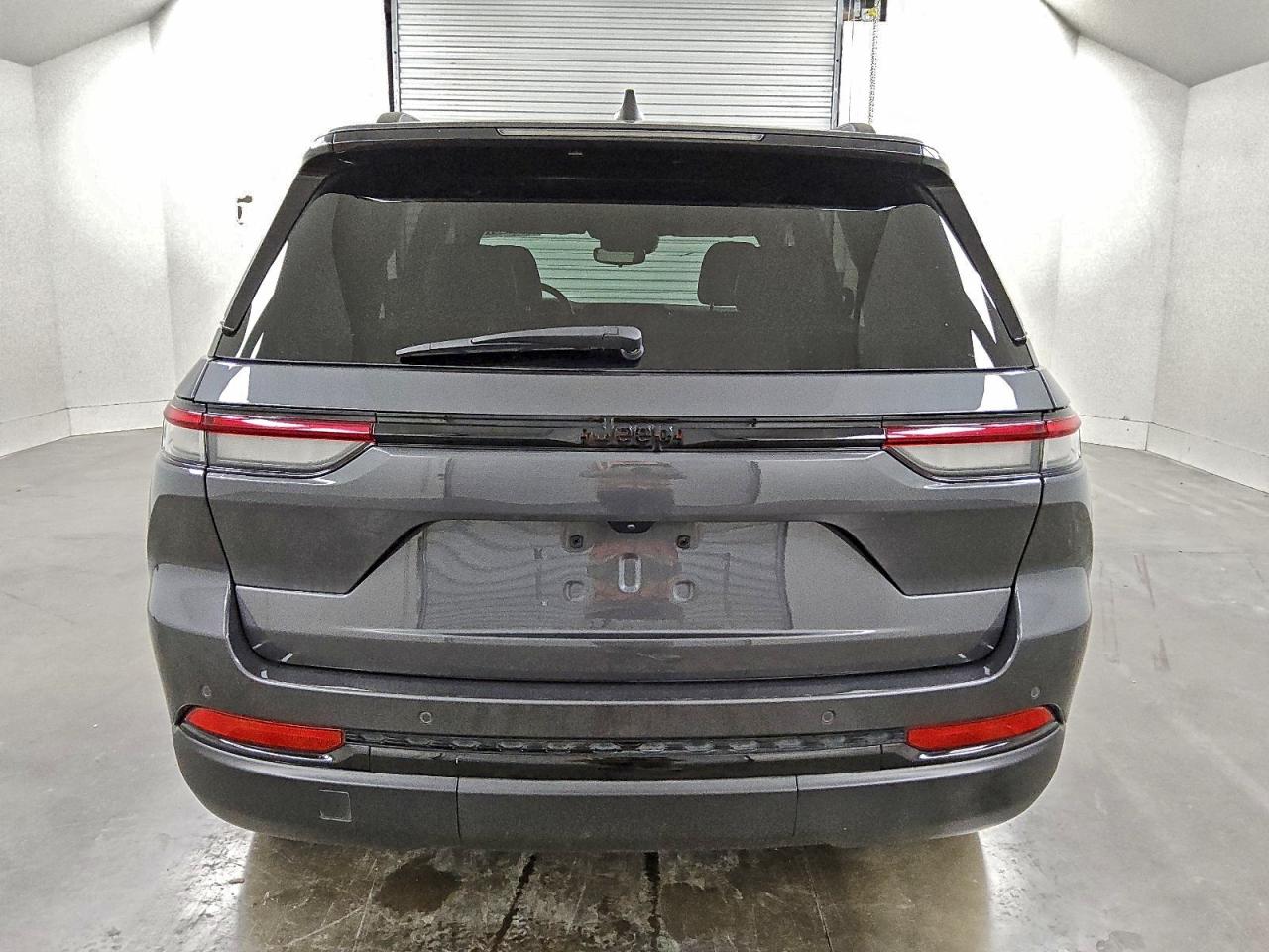 2024 JEEP GRAND CHEROKEE LAREDO photo 6