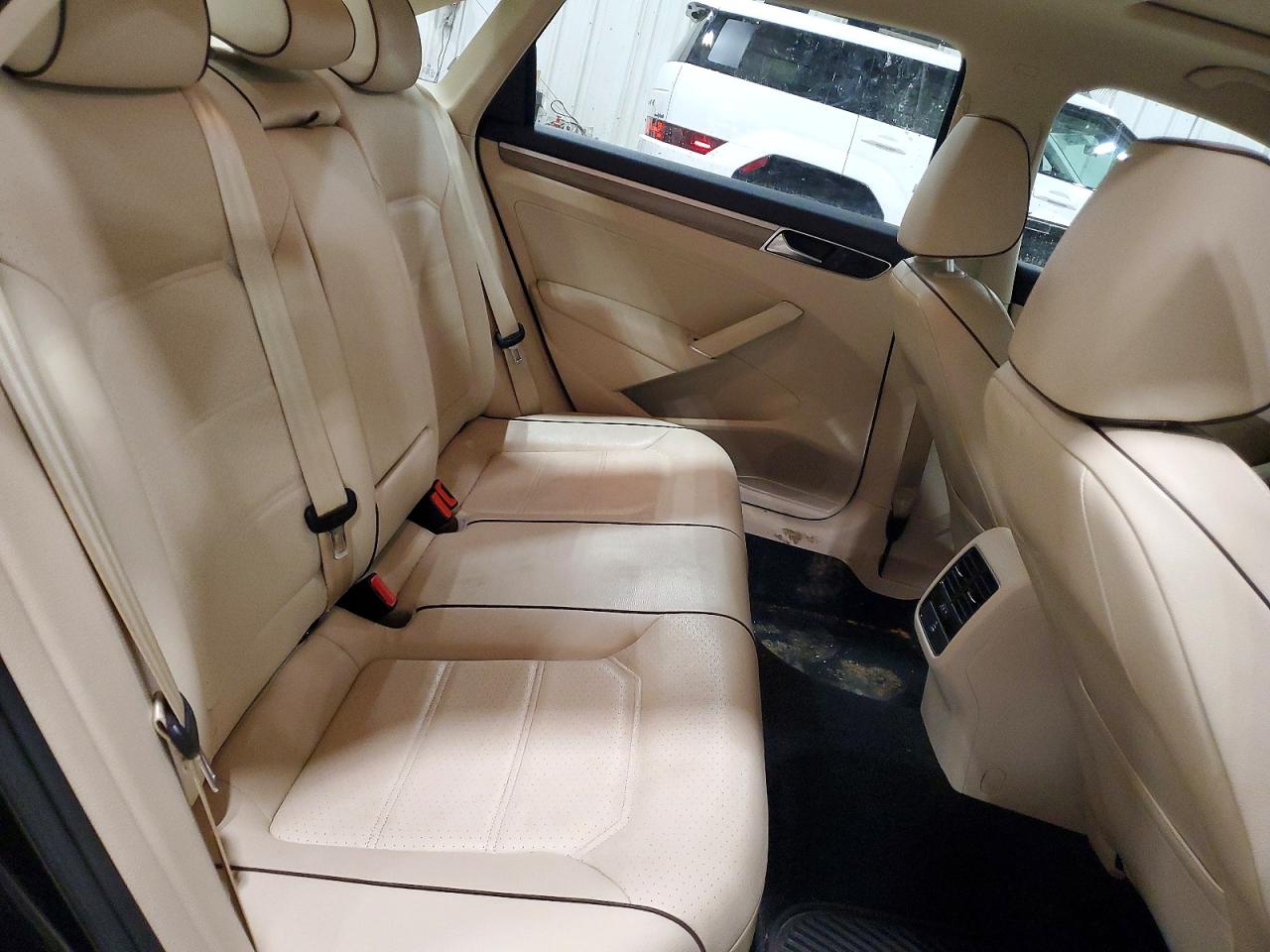 2017 VOLKSWAGEN PASSAT SE photo 10