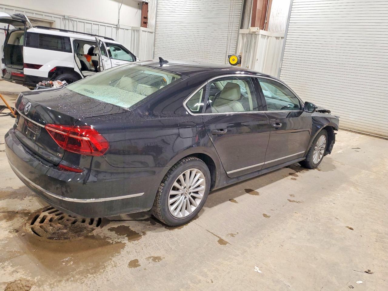 2017 VOLKSWAGEN PASSAT SE photo 3