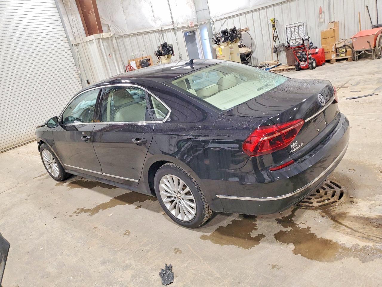 2017 VOLKSWAGEN PASSAT SE photo 2
