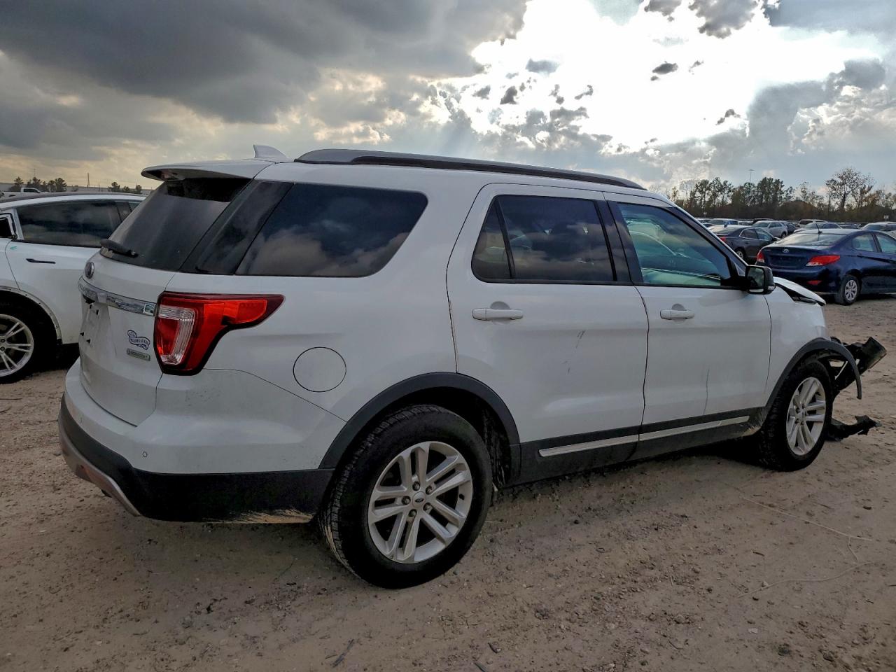2016 FORD EXPLORER XLT photo 3