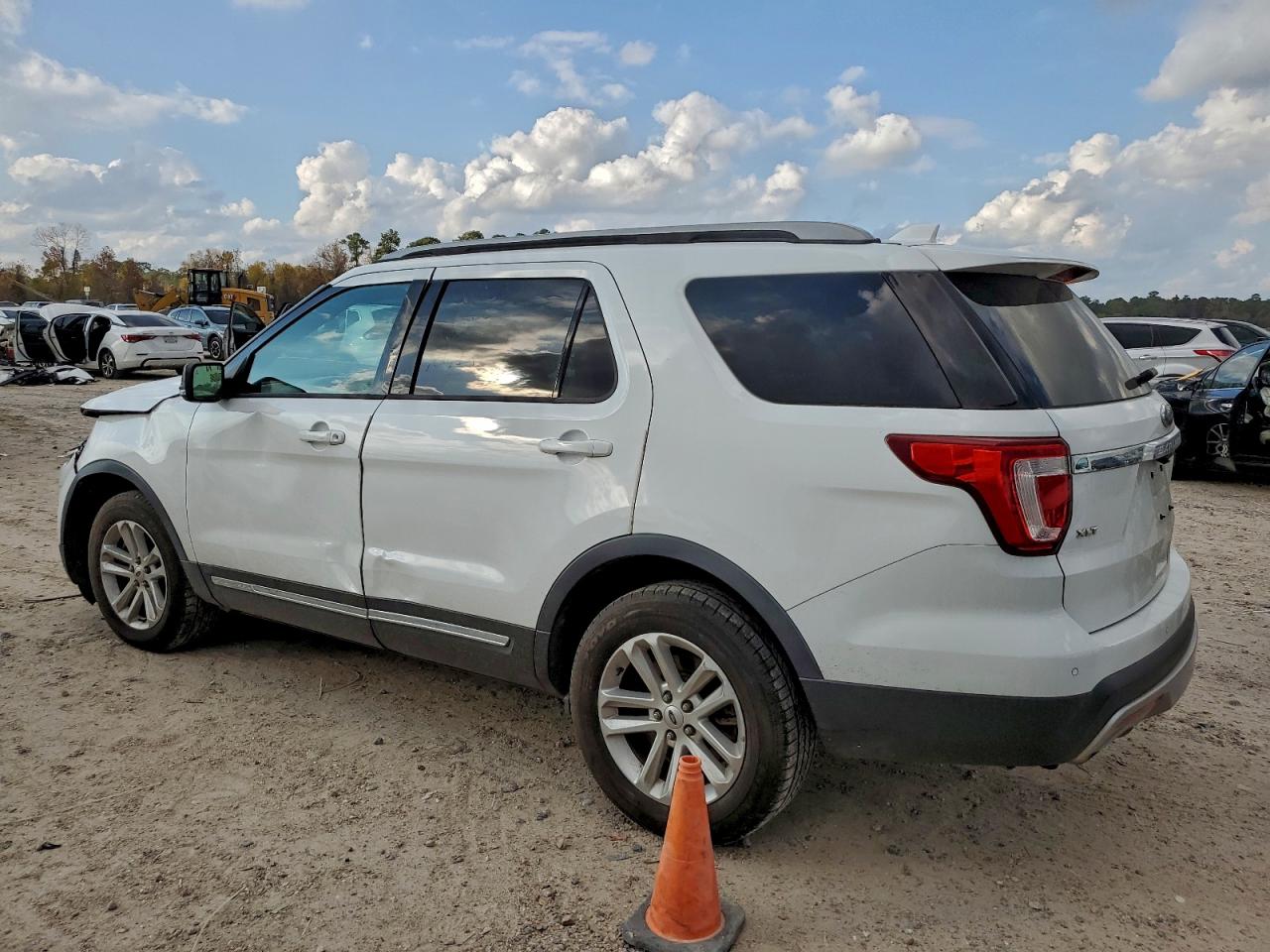 2016 FORD EXPLORER XLT photo 2