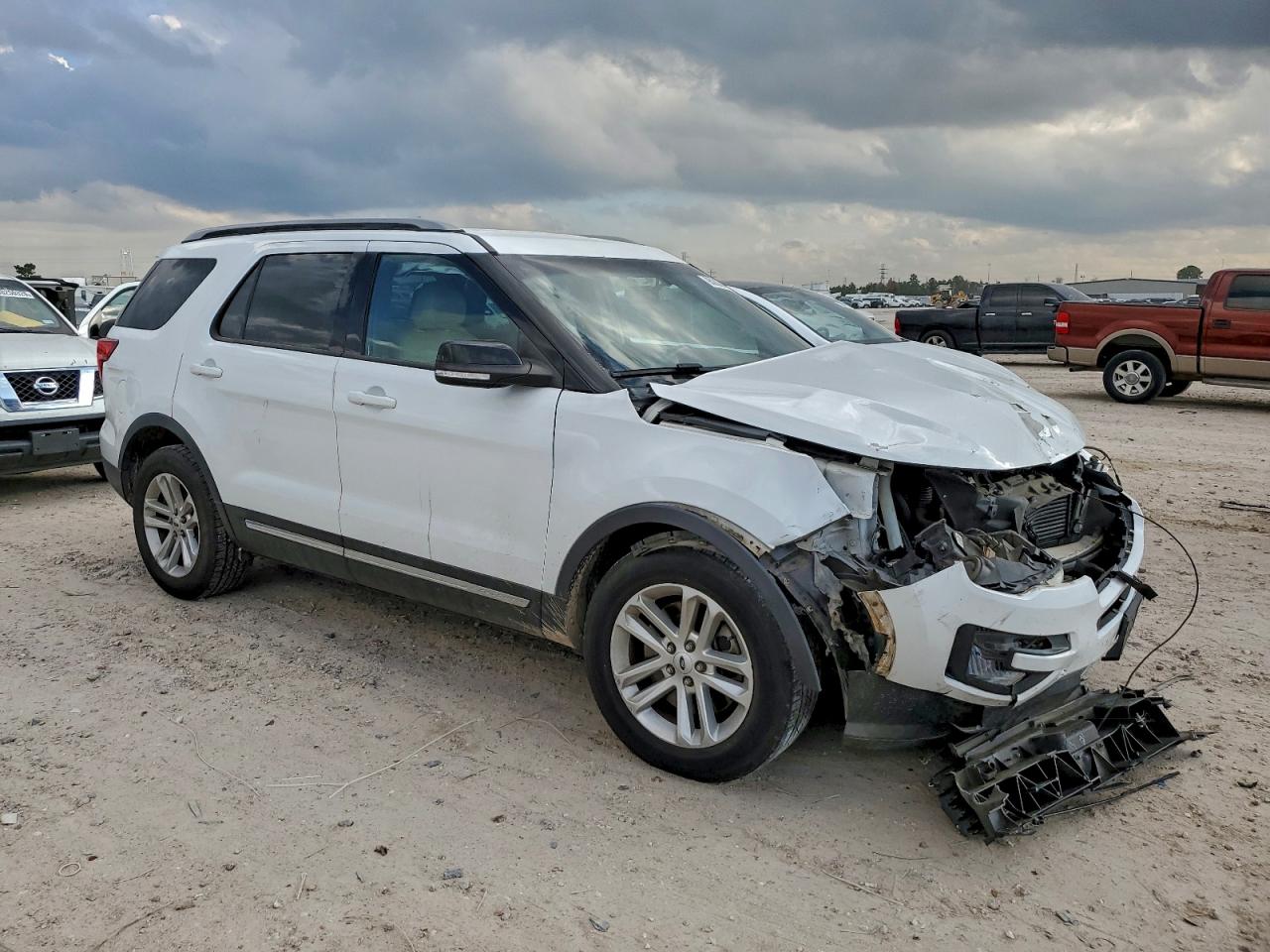 2016 FORD EXPLORER XLT photo 4