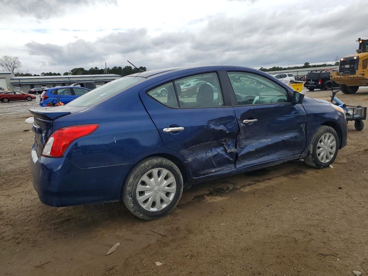 2018 NISSAN VERSA S photo 3