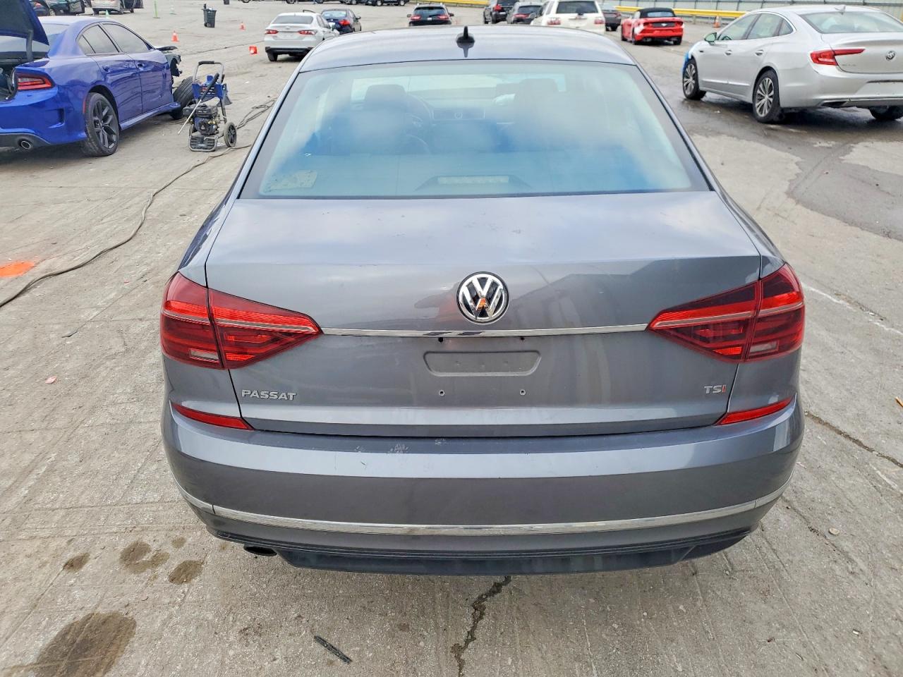 2017 VOLKSWAGEN PASSAT R-LINE photo 6