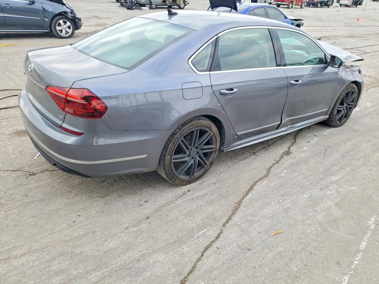 2017 VOLKSWAGEN PASSAT R-LINE photo 3
