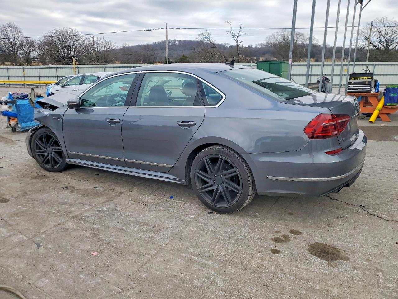 2017 VOLKSWAGEN PASSAT R-LINE photo 2