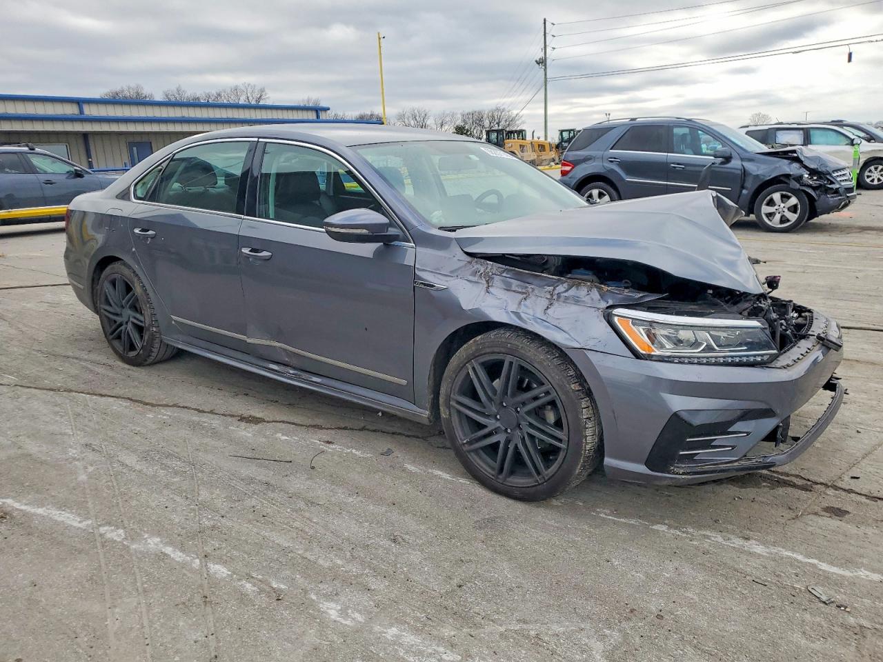 2017 VOLKSWAGEN PASSAT R-LINE photo 4
