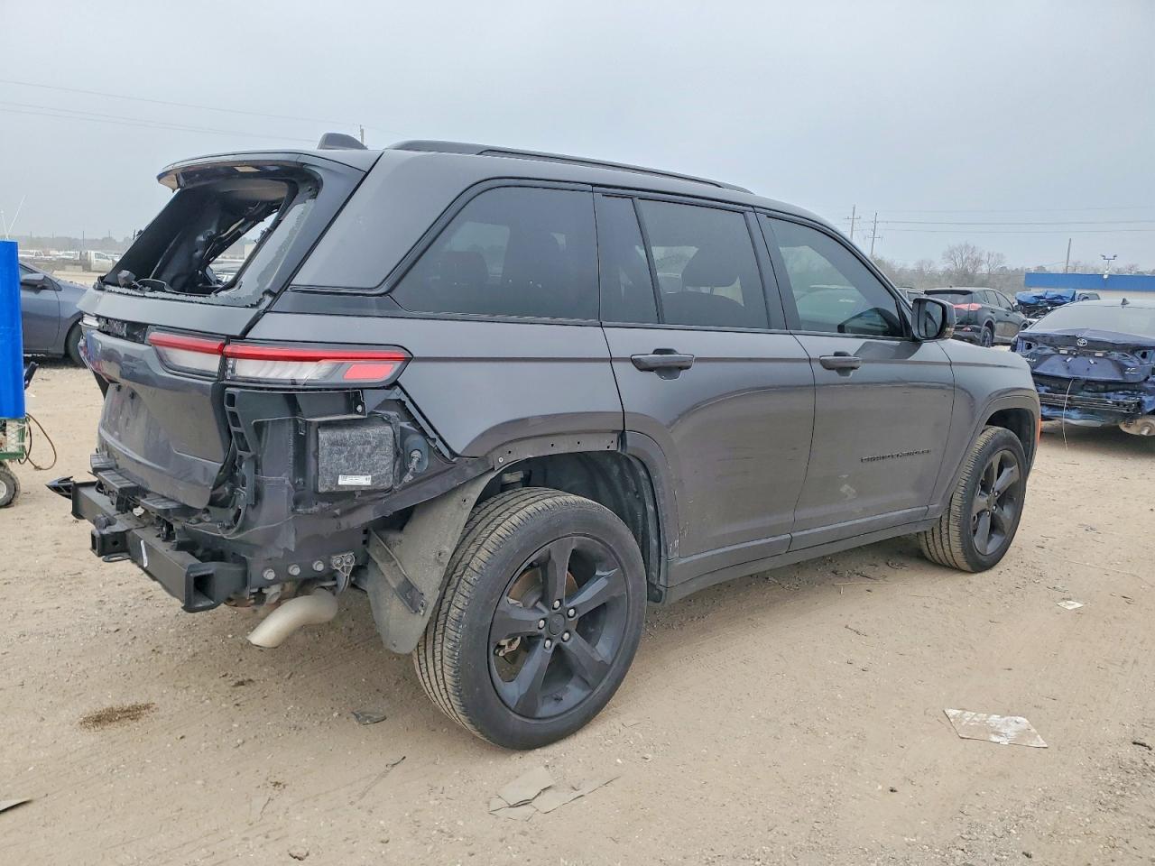 2024 JEEP GRAND CHEROKEE LAREDO photo 3