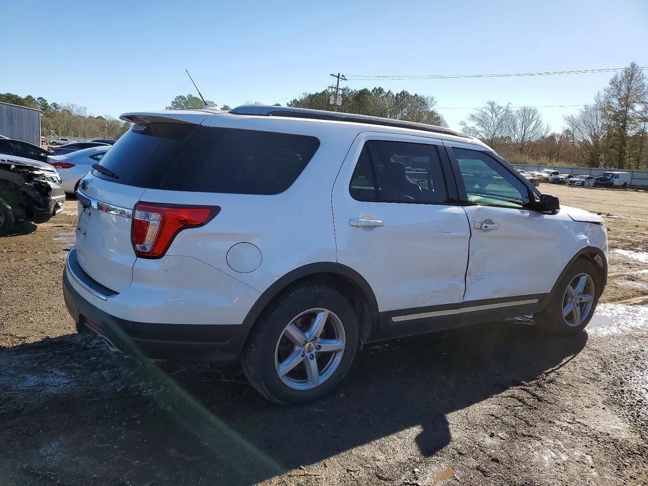 2018 FORD EXPLORER XLT photo 3
