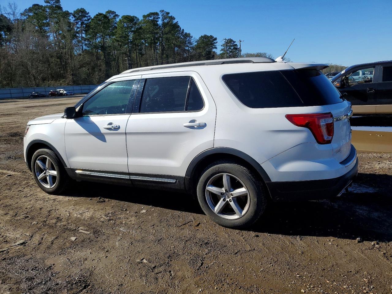 2018 FORD EXPLORER XLT photo 2