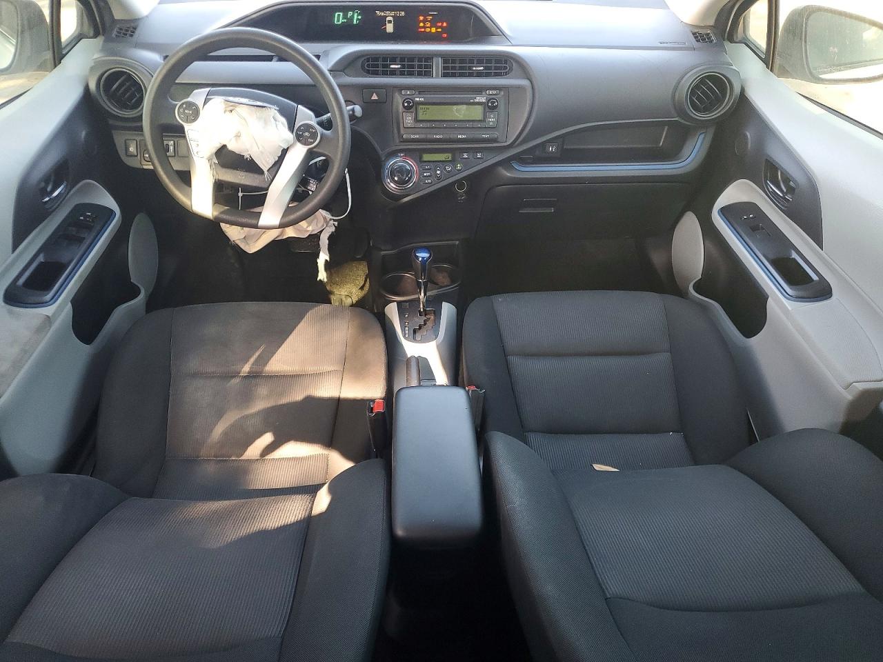 2013 TOYOTA PRIUS C photo 8