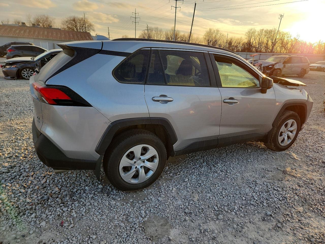 2021 TOYOTA RAV4 LE photo 3