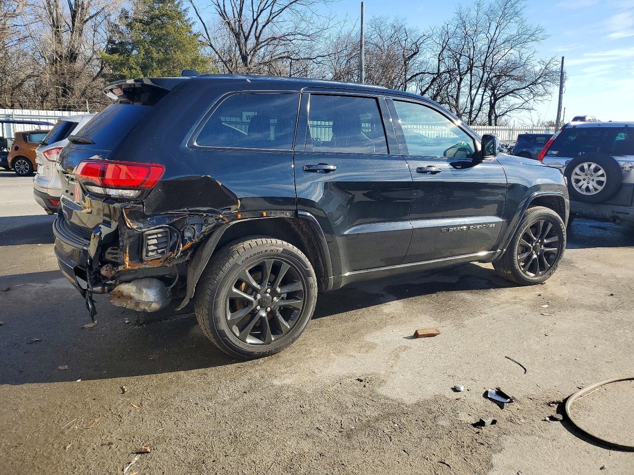 2022 JEEP GRAND CHEROKEE LAREDO E photo 3