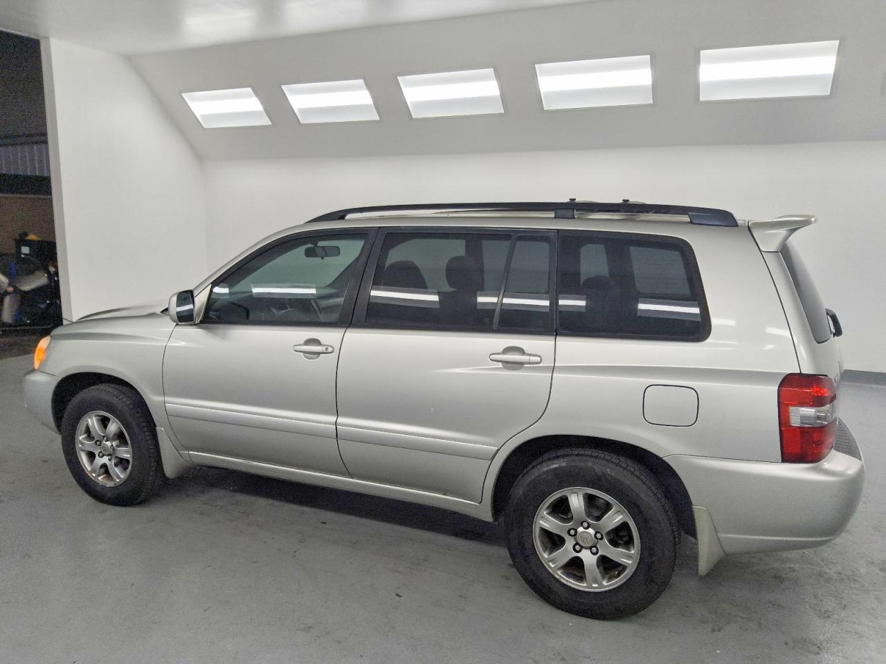 2004 TOYOTA HIGHLANDER BASE photo 2