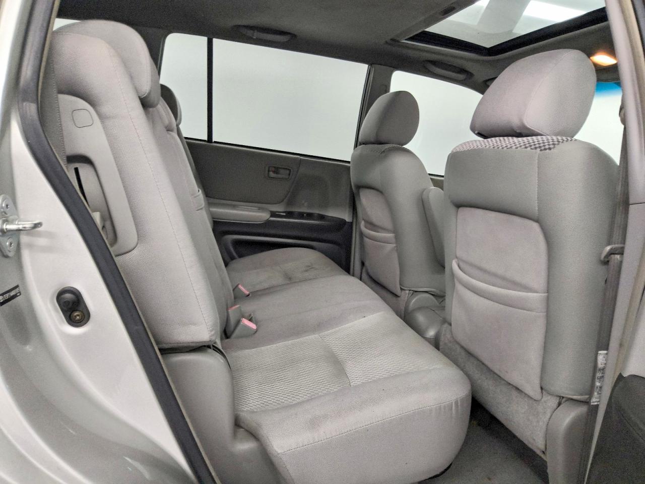 2004 TOYOTA HIGHLANDER BASE photo 11