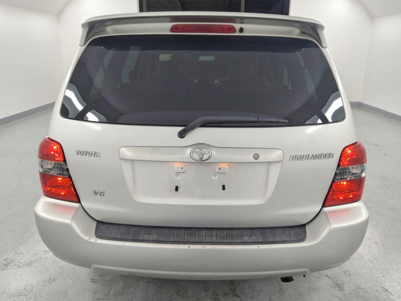 2004 TOYOTA HIGHLANDER BASE photo 6