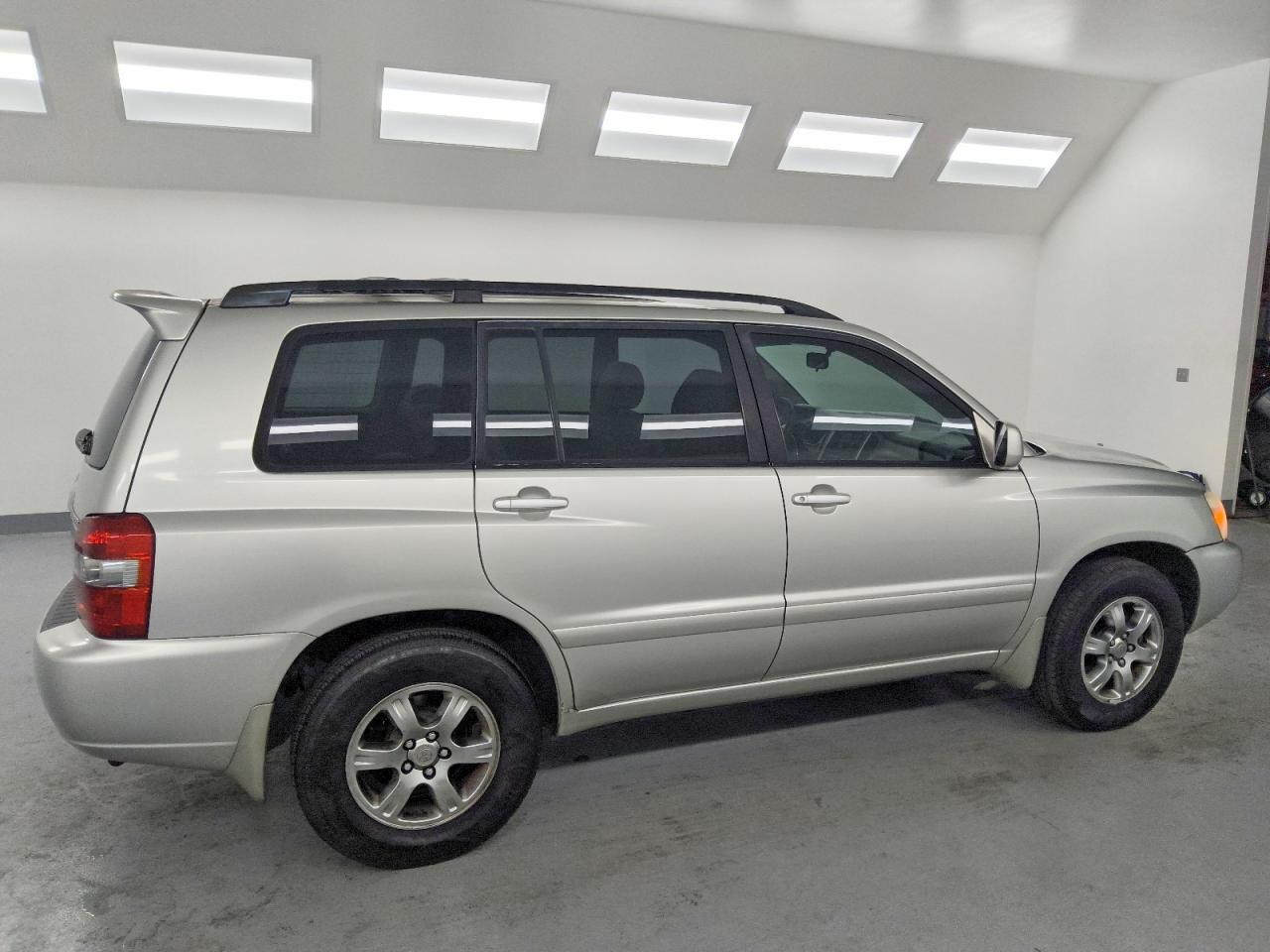 2004 TOYOTA HIGHLANDER BASE photo 3