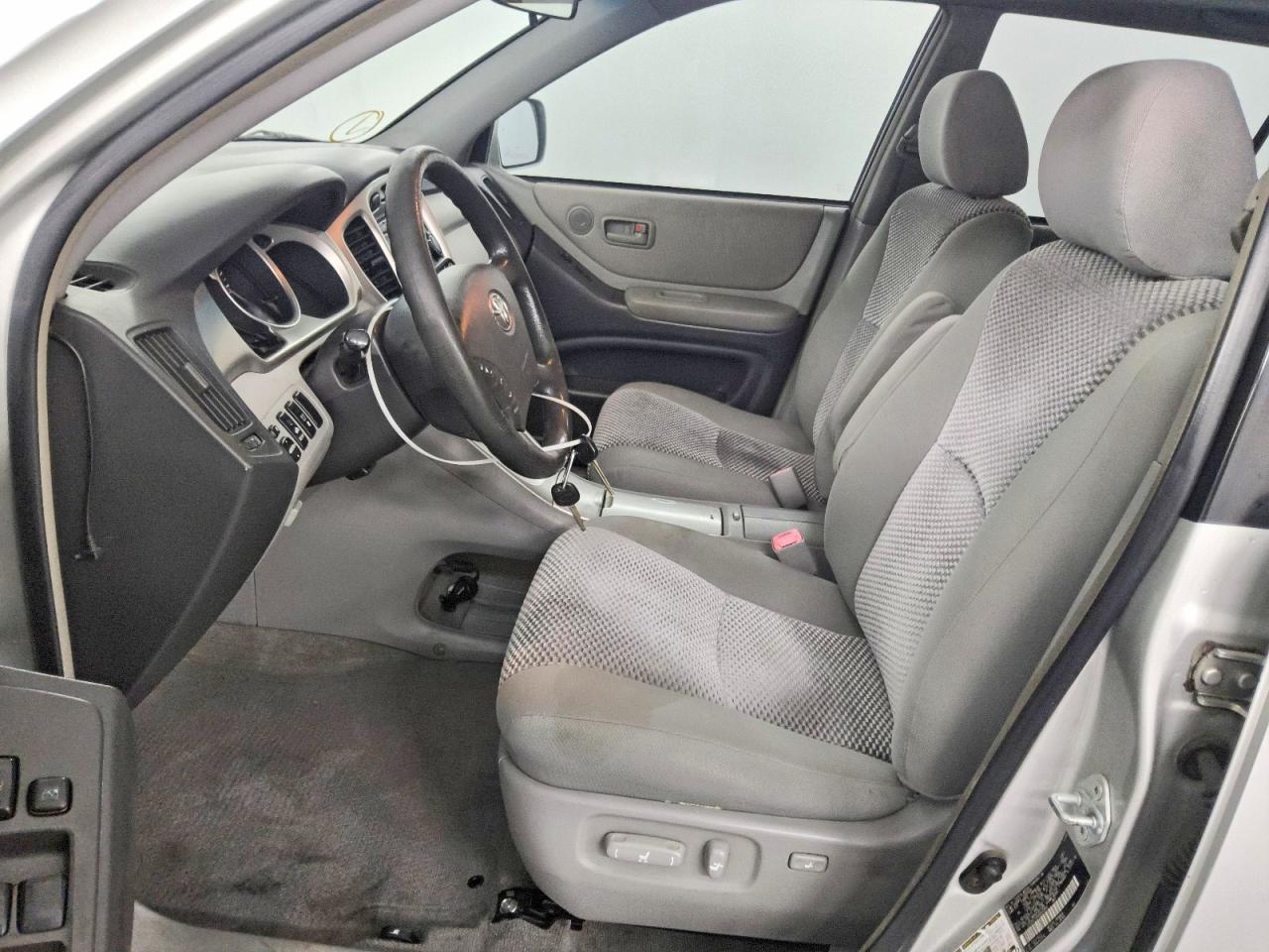 2004 TOYOTA HIGHLANDER BASE photo 7