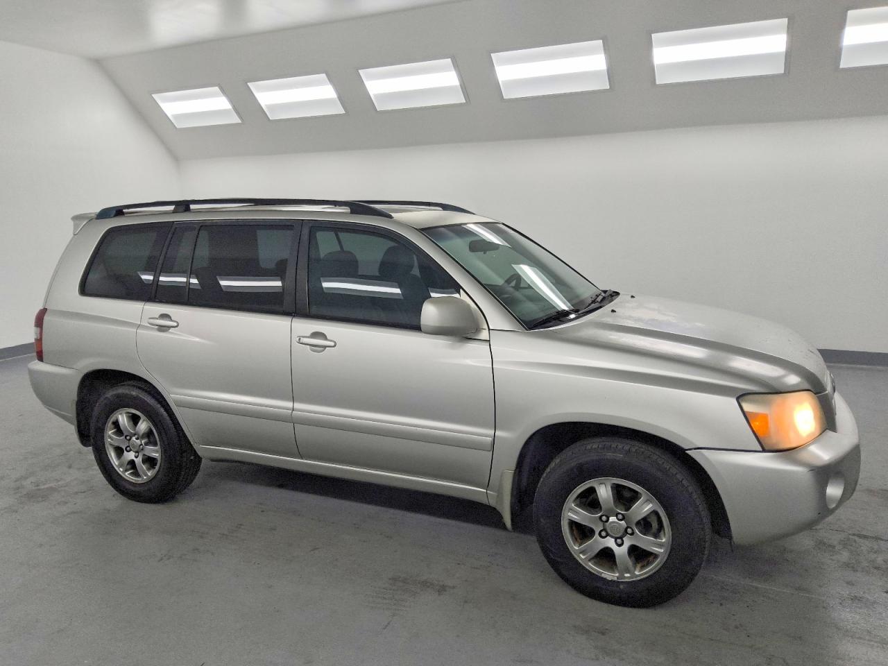 2004 TOYOTA HIGHLANDER BASE photo 4