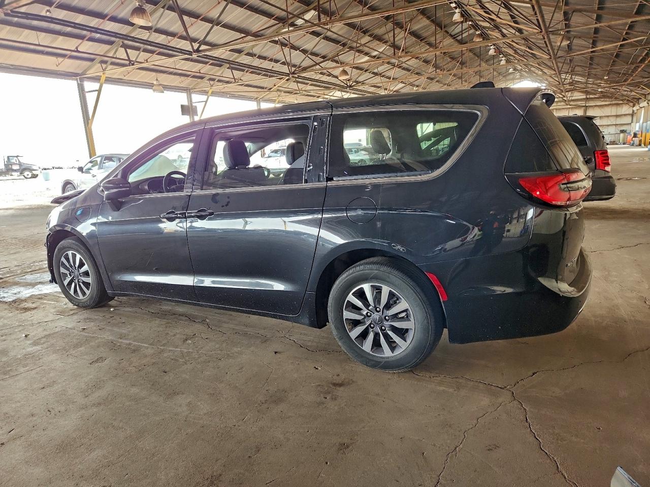 2023 CHRYSLER PACIFICA HYBRID TOURING L photo 3