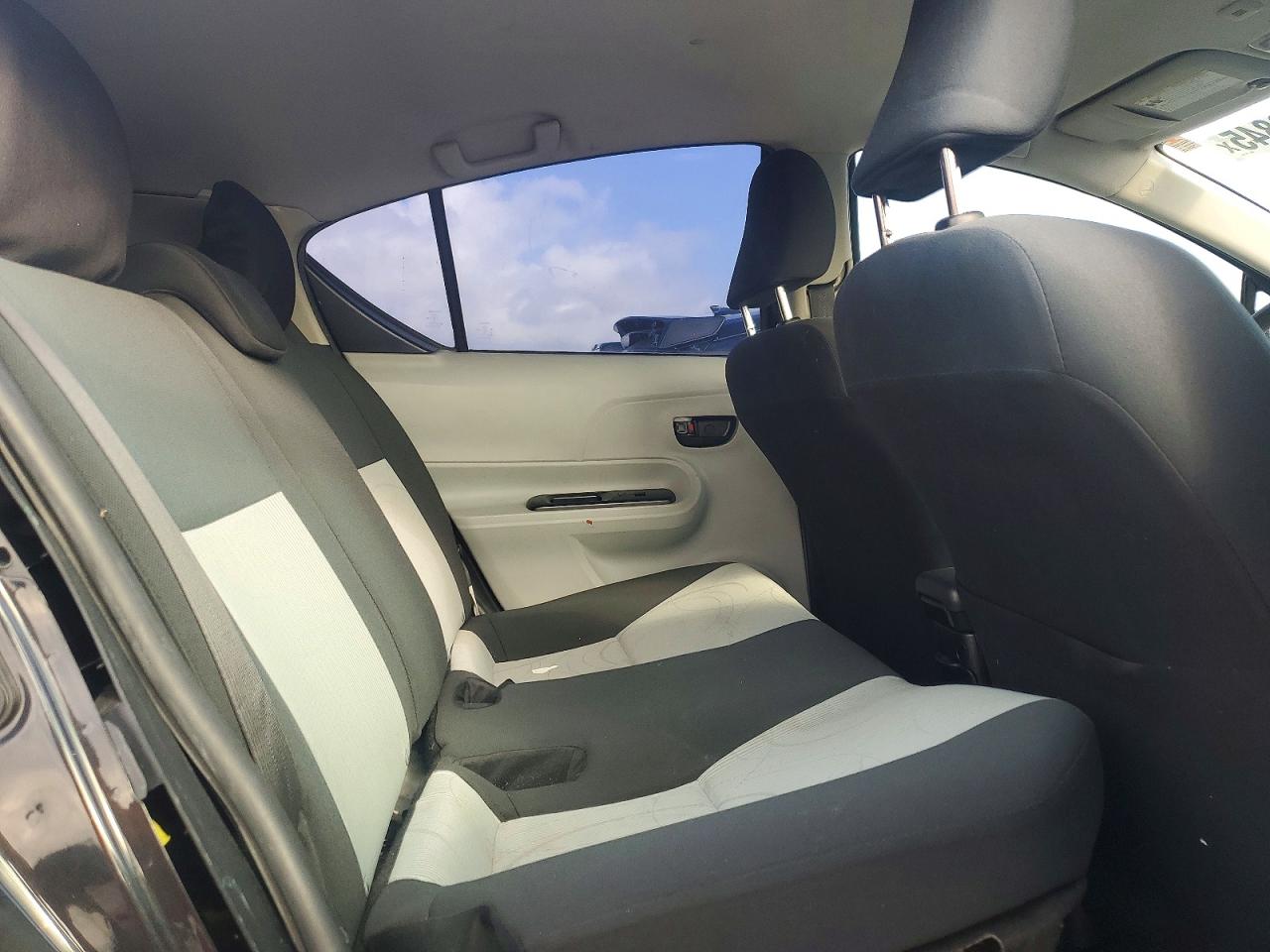 2014 TOYOTA PRIUS C photo 10