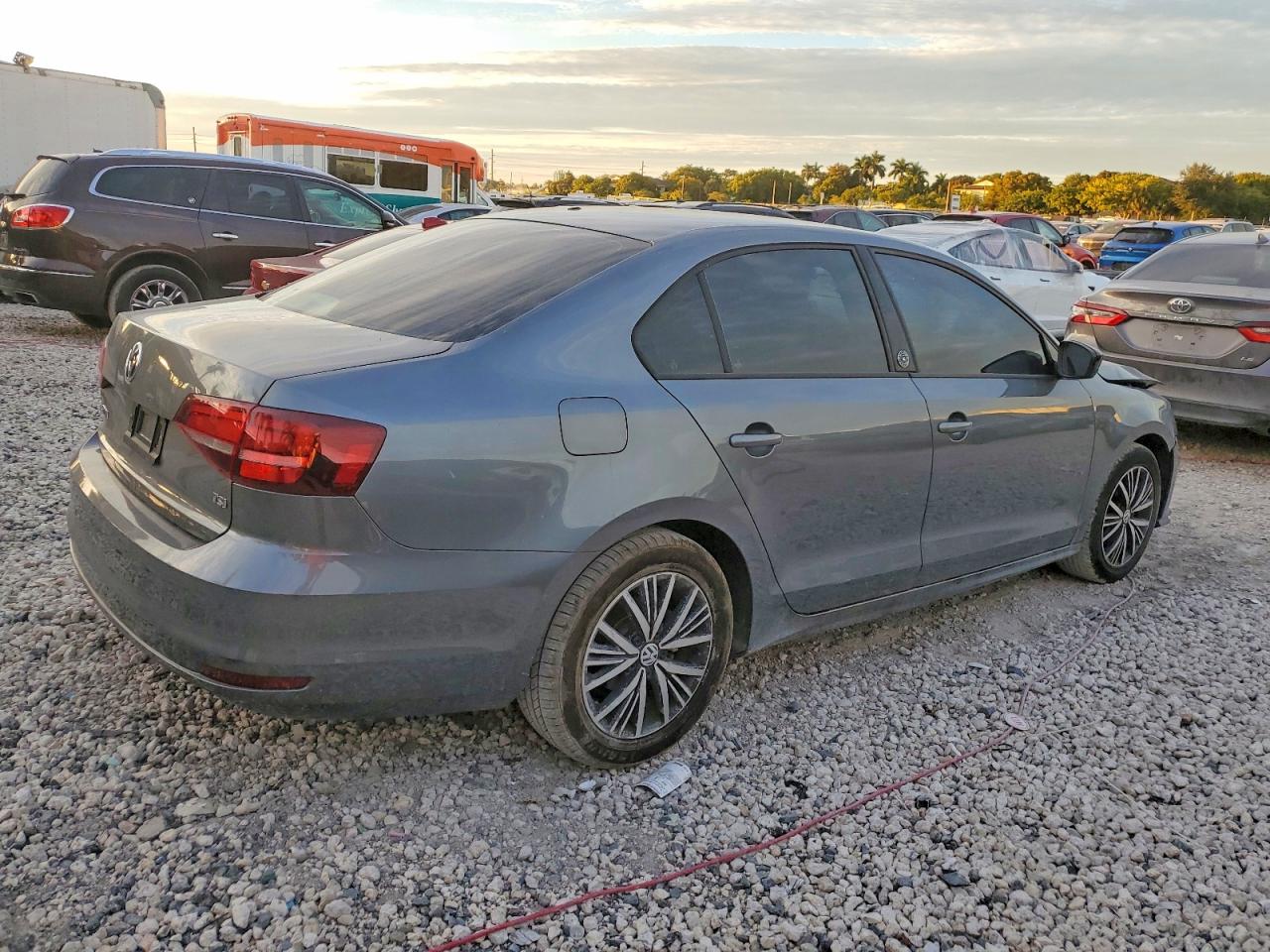 2018 VOLKSWAGEN JETTA SE photo 3