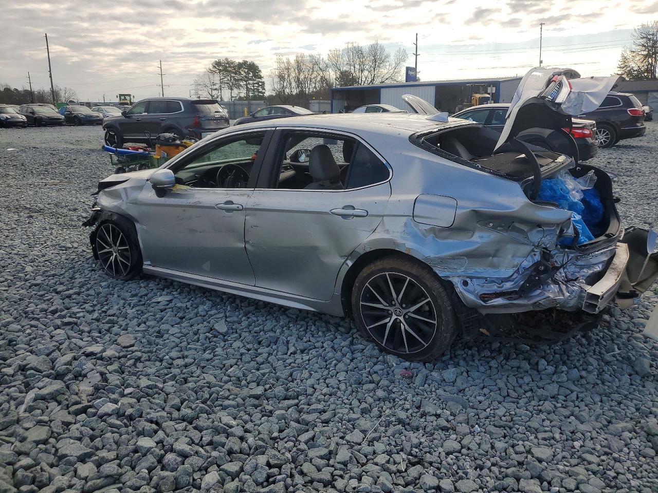 2022 TOYOTA CAMRY SE photo 2