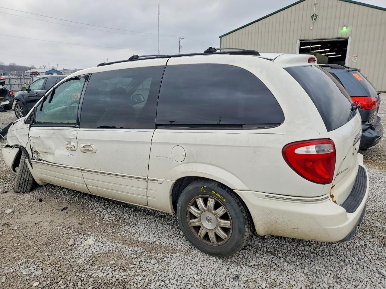 2005 CHRYSLER TOWN & COUNTRY TOURING photo 2