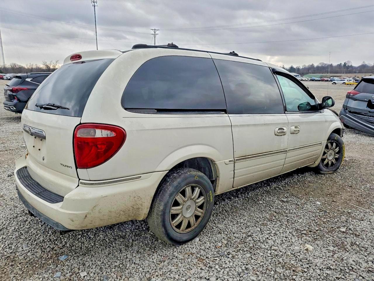 2005 CHRYSLER TOWN & COUNTRY TOURING photo 3