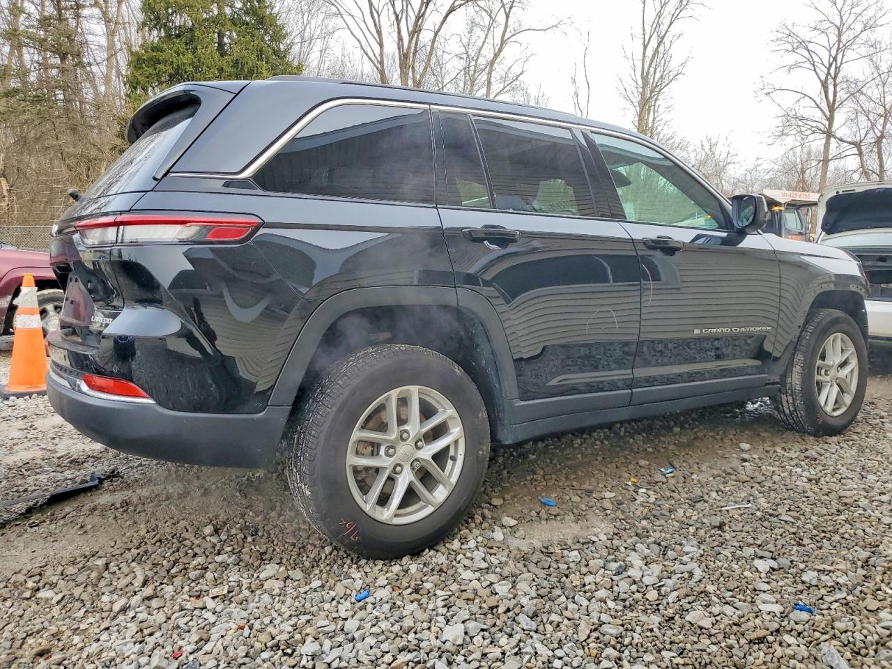 2024 JEEP GRAND CHEROKEE LAREDO photo 3