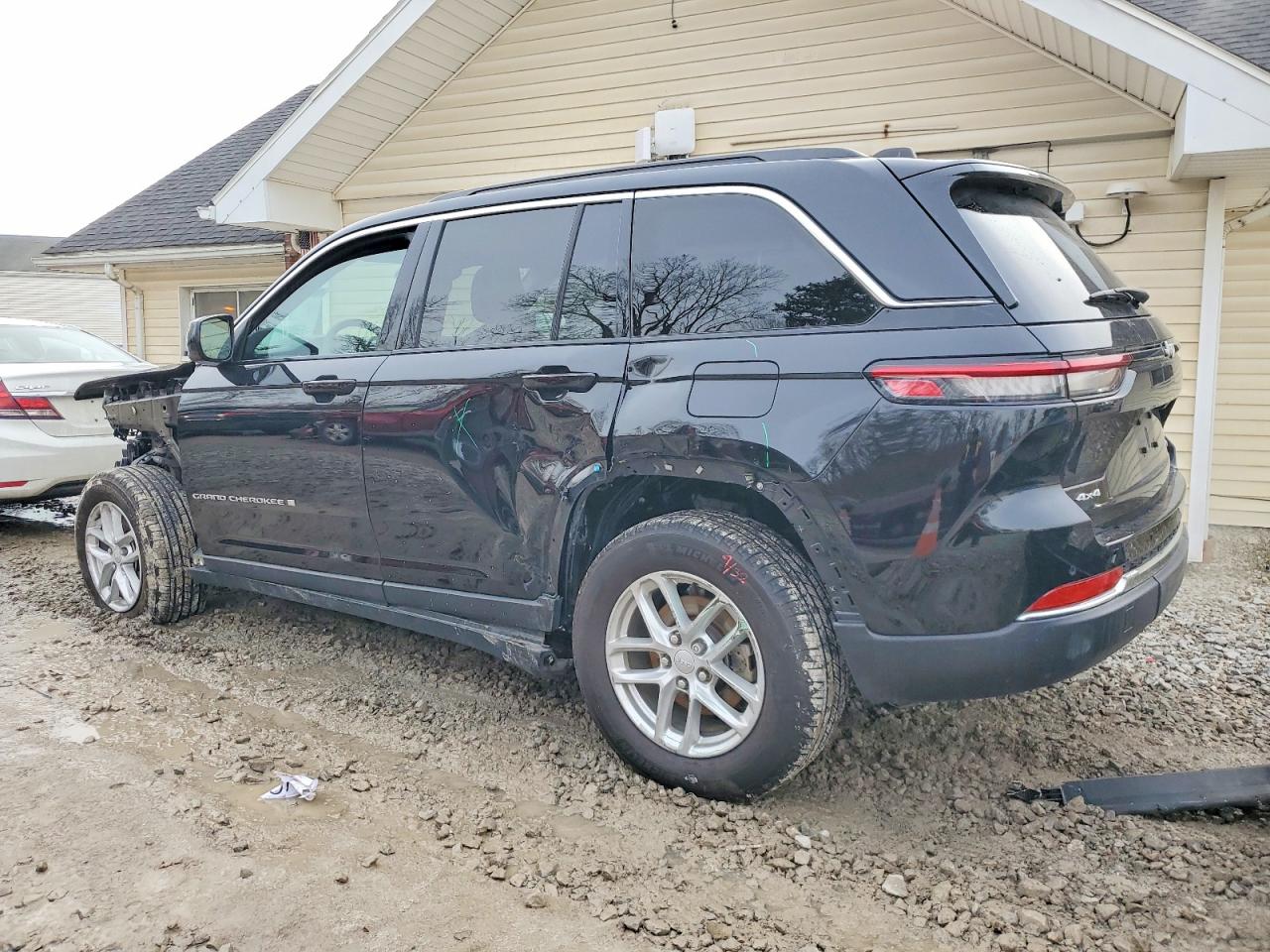 2024 JEEP GRAND CHEROKEE LAREDO photo 2