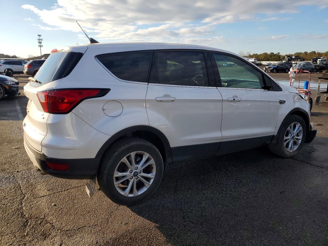 2019 FORD ESCAPE SE photo 3