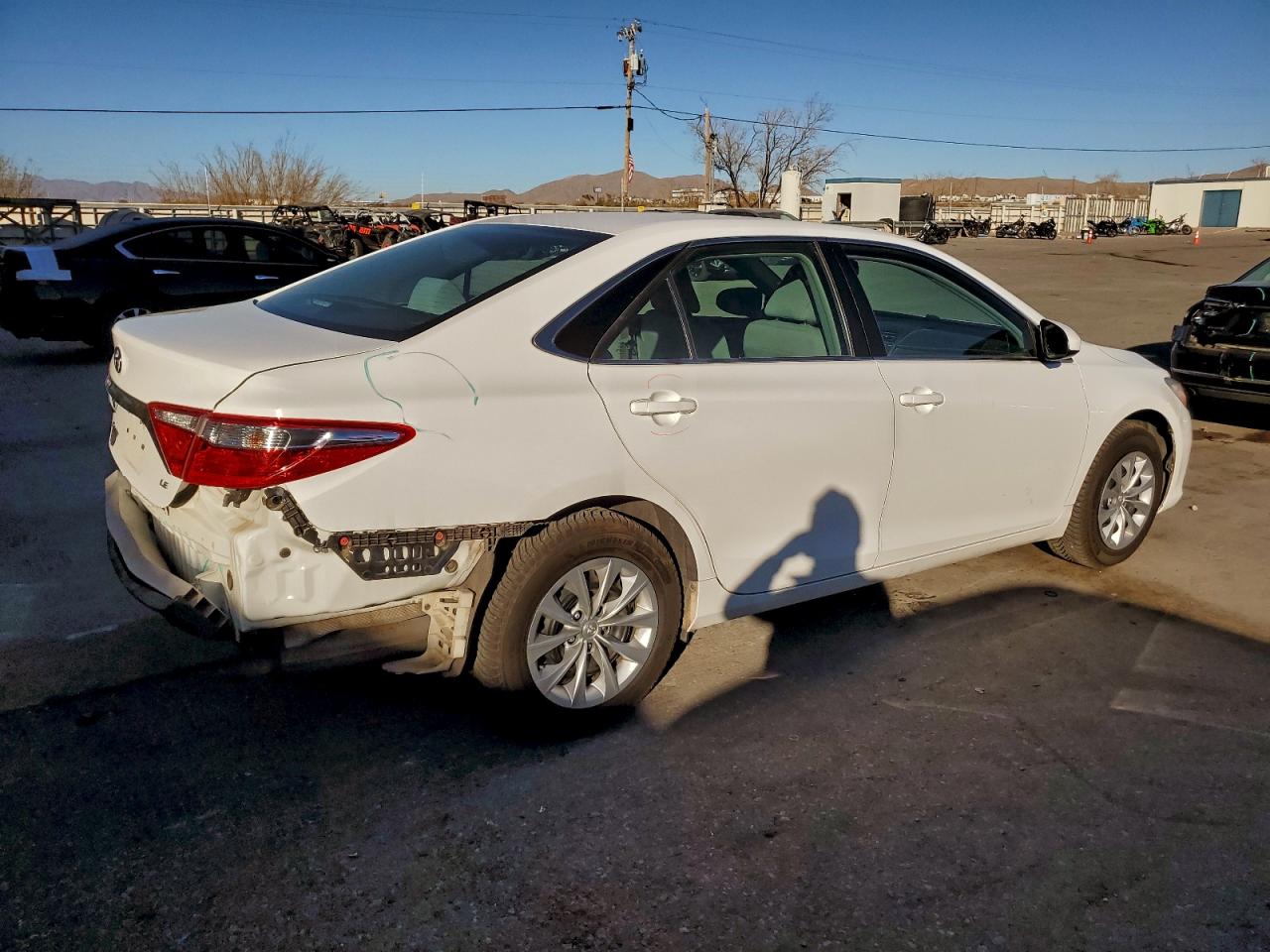 2017 TOYOTA CAMRY LE photo 3