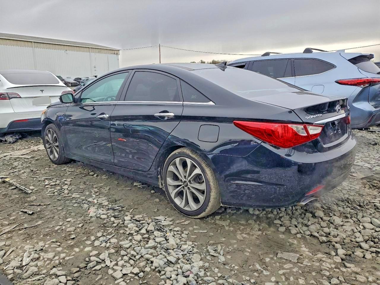 2013 HYUNDAI SONATA SE photo 2