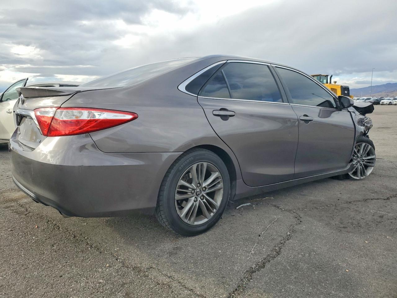 2015 TOYOTA CAMRY LE photo 3