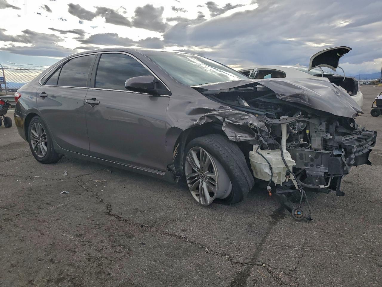 2015 TOYOTA CAMRY LE photo 4