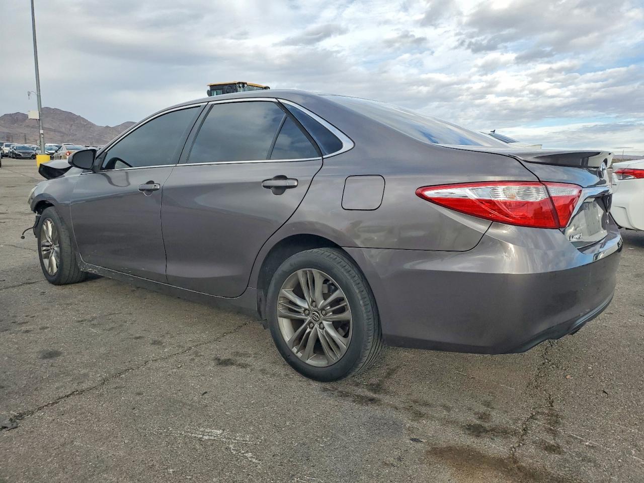 2015 TOYOTA CAMRY LE photo 2