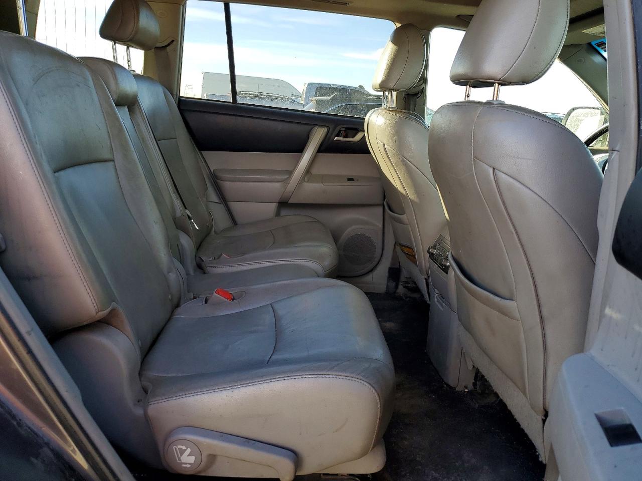 2012 TOYOTA HIGHLANDER BASE photo 11