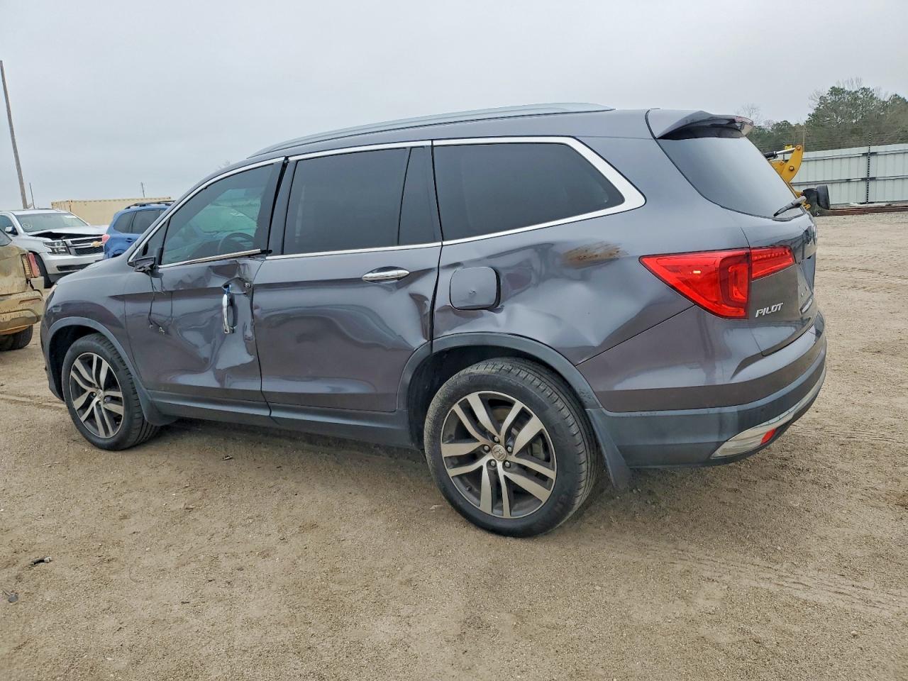 2016 HONDA PILOT TOURING photo 2
