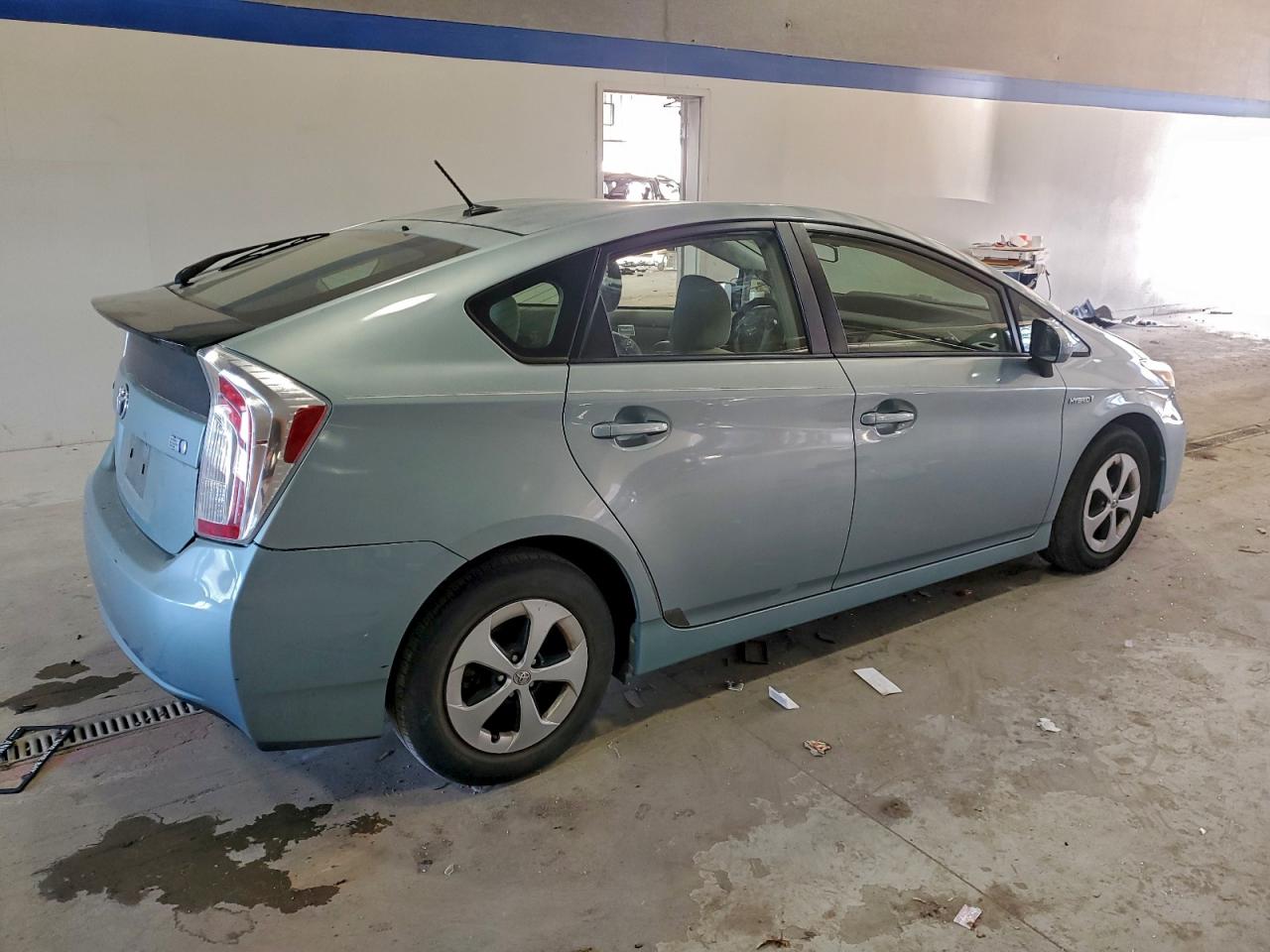 2015 TOYOTA PRIUS photo 3