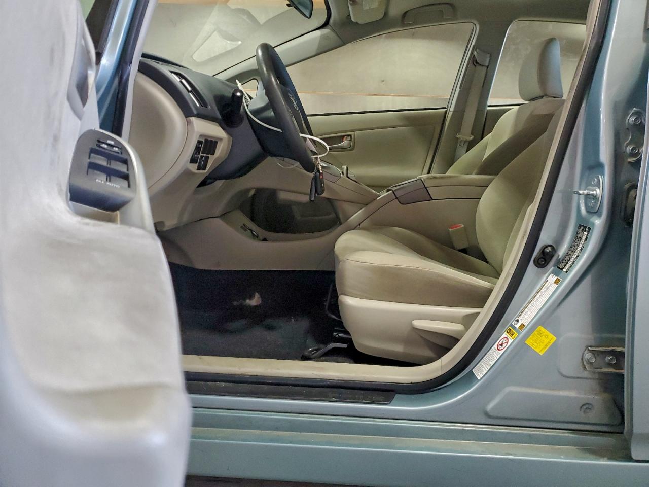 2015 TOYOTA PRIUS photo 7
