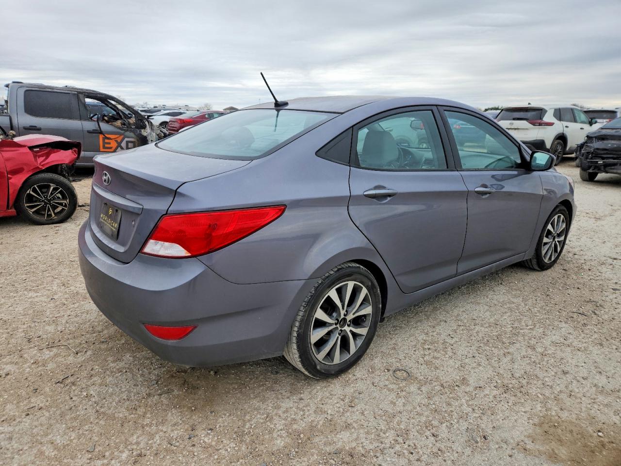 2017 HYUNDAI ACCENT SE photo 3