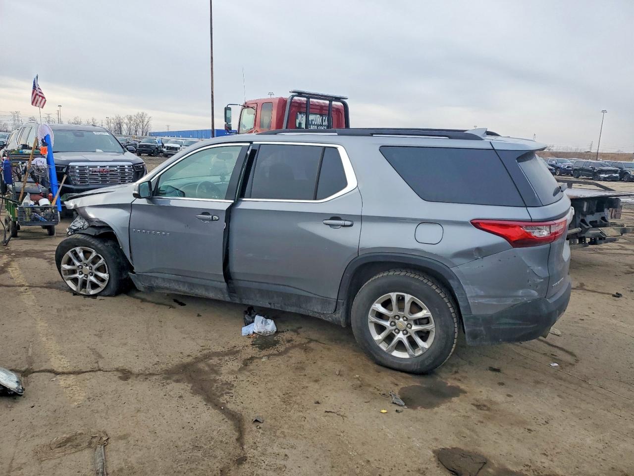 2020 CHEVROLET TRAVERSE LT photo 2