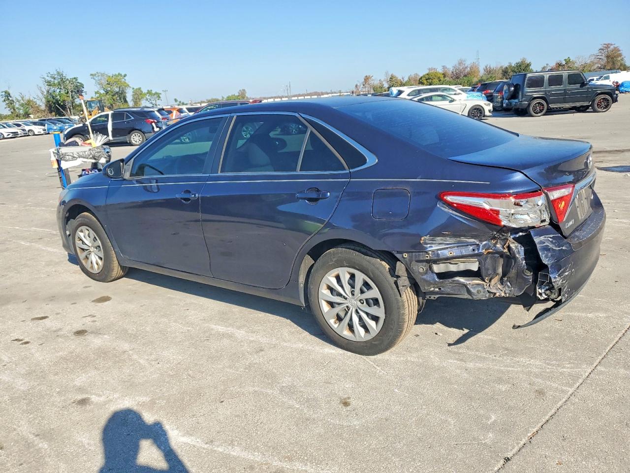 2017 TOYOTA CAMRY LE photo 3