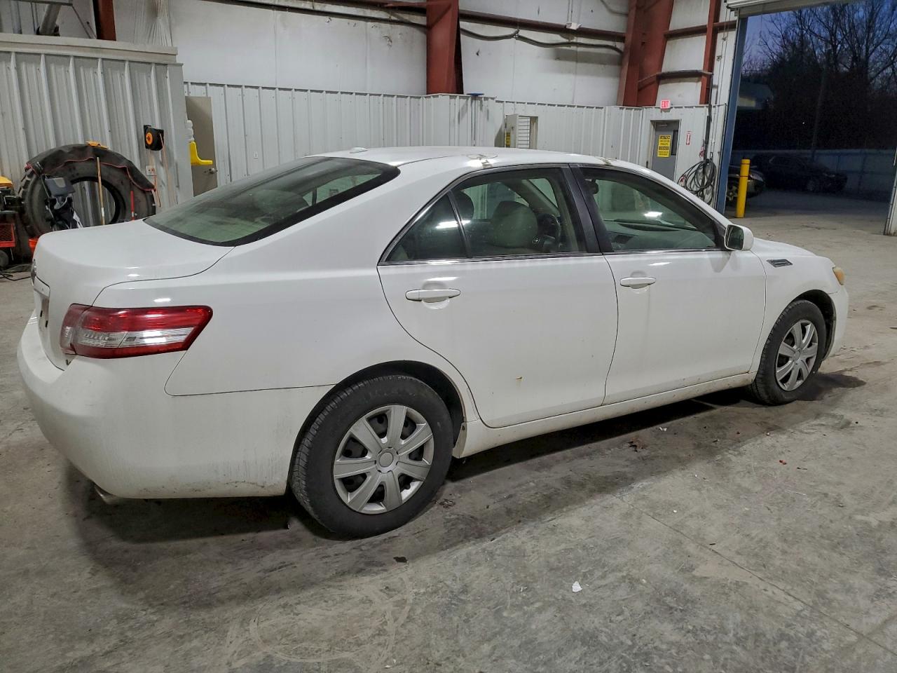 2010 TOYOTA CAMRY SE photo 3
