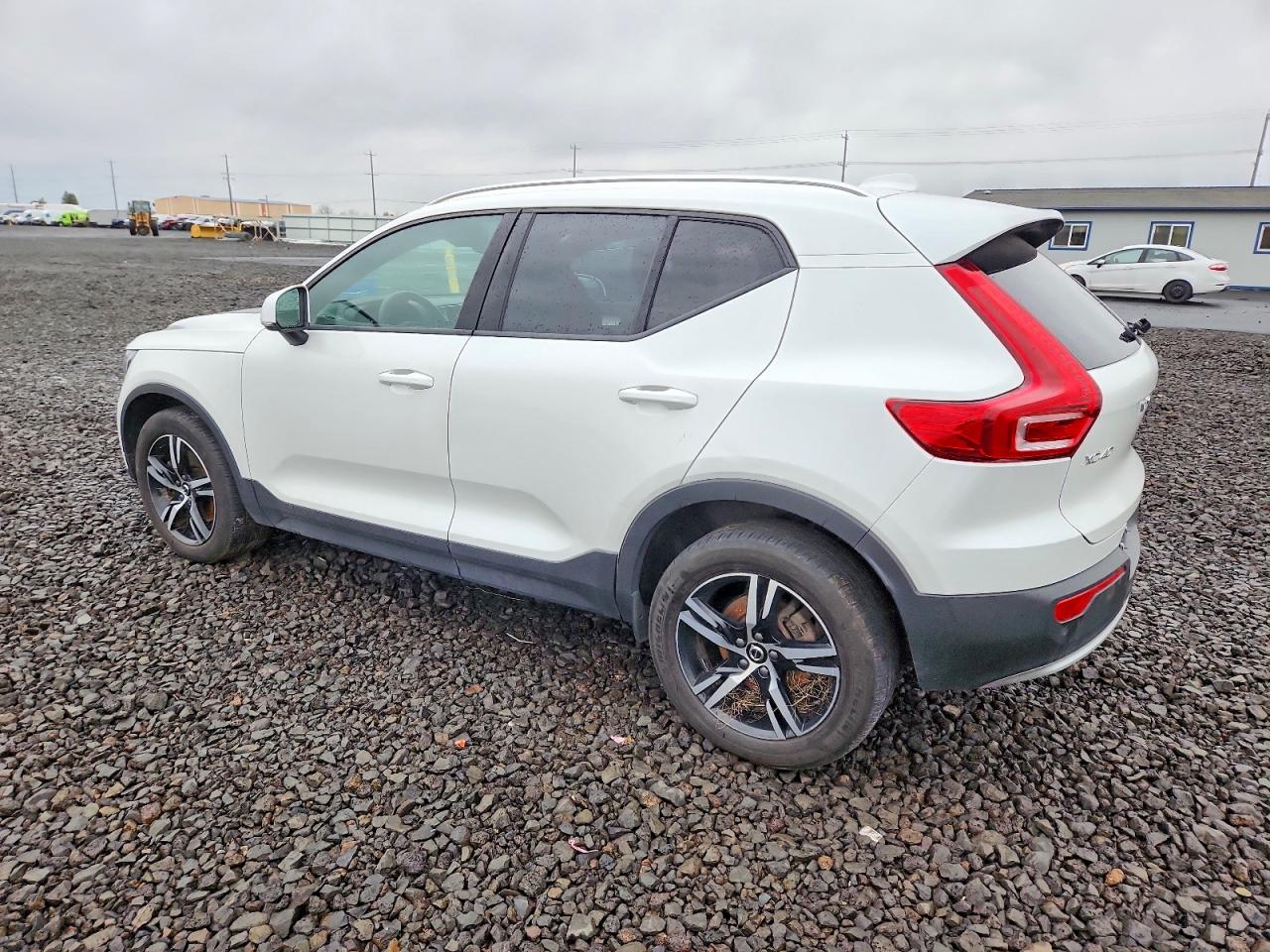 2023 VOLVO XC40 CORE photo 2