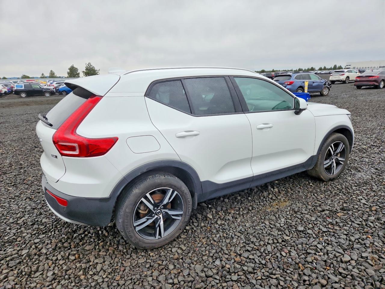 2023 VOLVO XC40 CORE photo 3