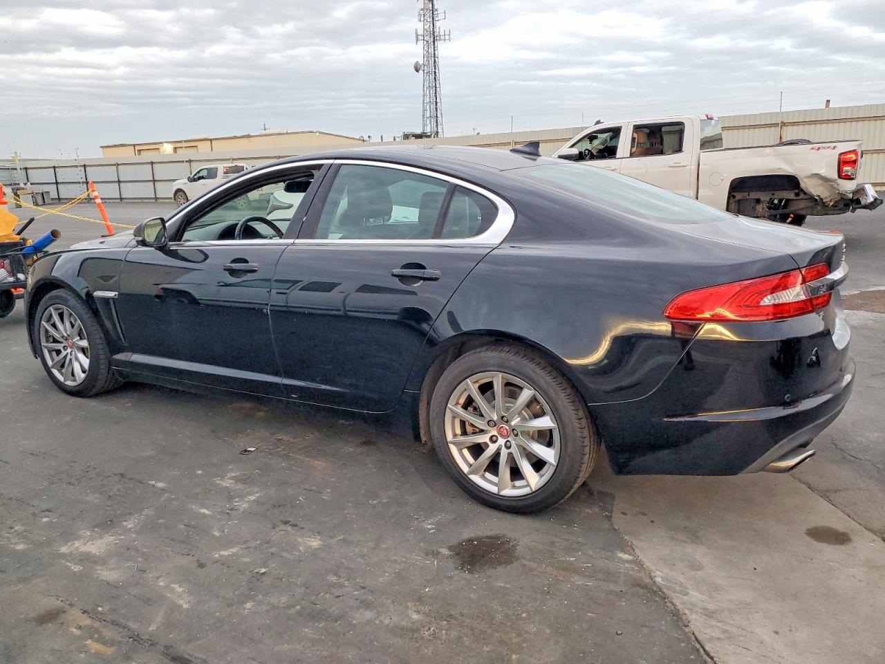 2015 JAGUAR XF 2.0T PREMIUM photo 4